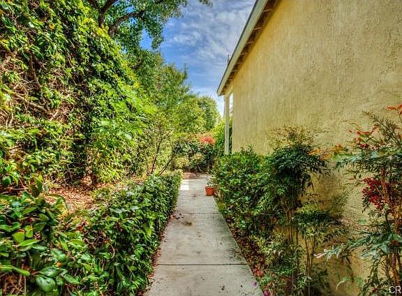 5th image of 1084 Sea Bluff Dr