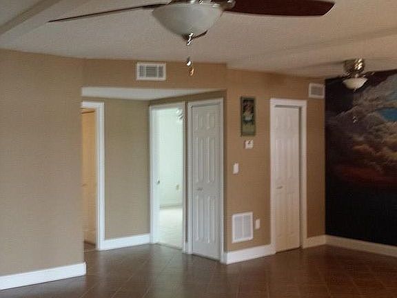 5th image of 2570 Lakeshore Dr
