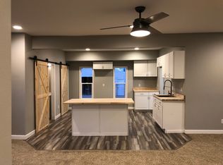 922 E Ave NW, Cedar Rapids, IA 52405