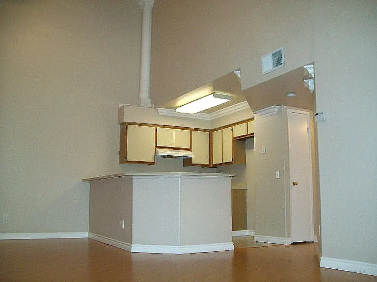 Alcantara Home Apts — Photo 25