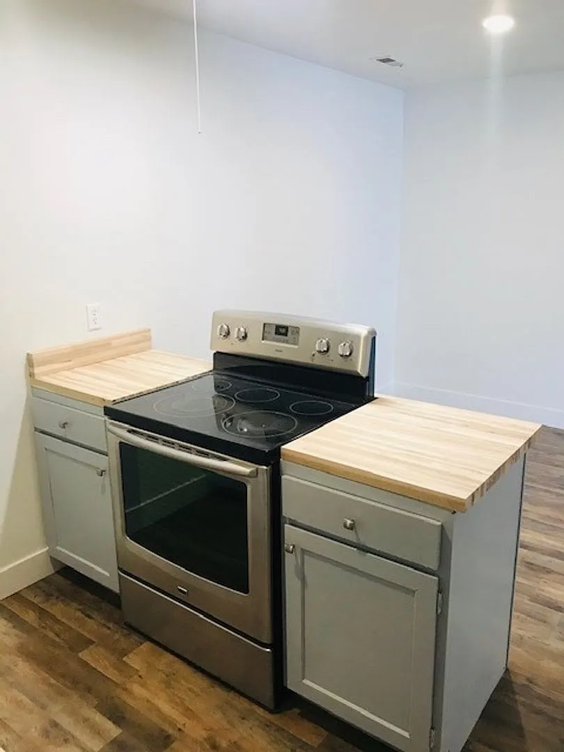 New stainless steel appliances, Beautifully remodeled condo in Centerville — Photo 4