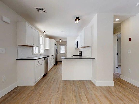 4th image of 25 Hunt Ave