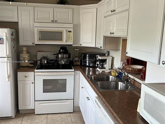 4th image of 202 SE 10th St APT 308