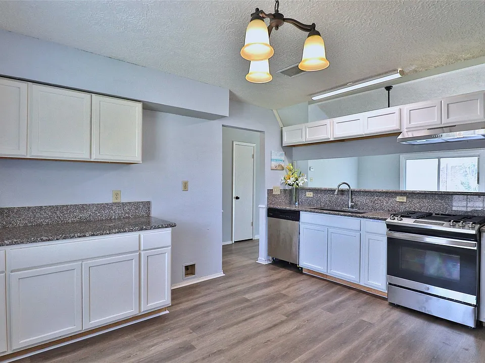 2706 Brompton Dr