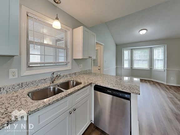 5th image of 104 Carrington Dr