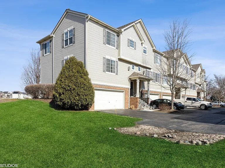 2371 Lundquist Dr — Photo 2