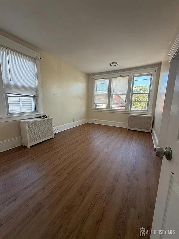 4 bed, 1.0 bath, 2303 sqft, $2,650 — Photo 4