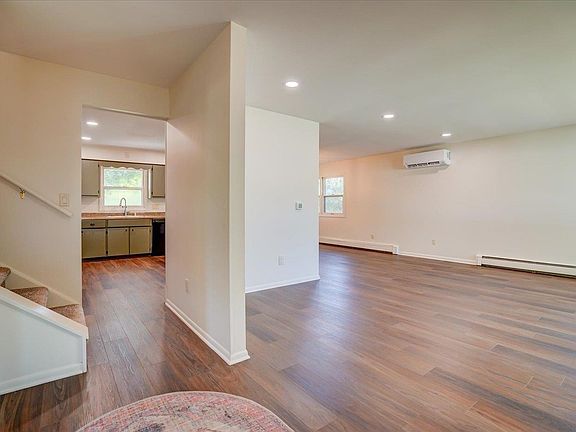 4th image of 510 Village Dr