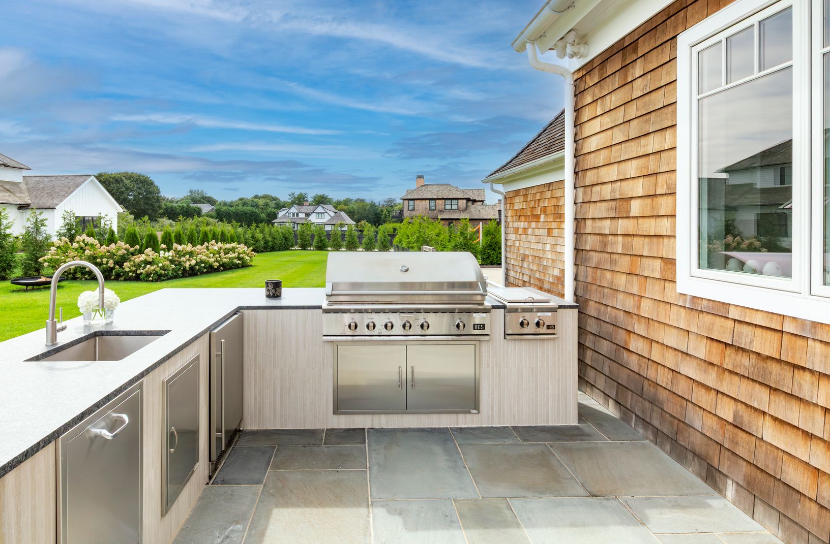  Outdoor Kitchen & Dining 