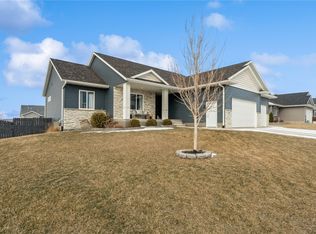 1389 Cardinal Dr, Fairfax, IA 52228