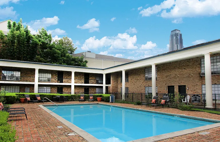 Plantation Apartments — Photo 1