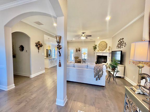 5th image of 40 Pine Valley Dr