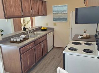 1385 Meadowcreek Dr APT 1, Pewaukee, WI 53072