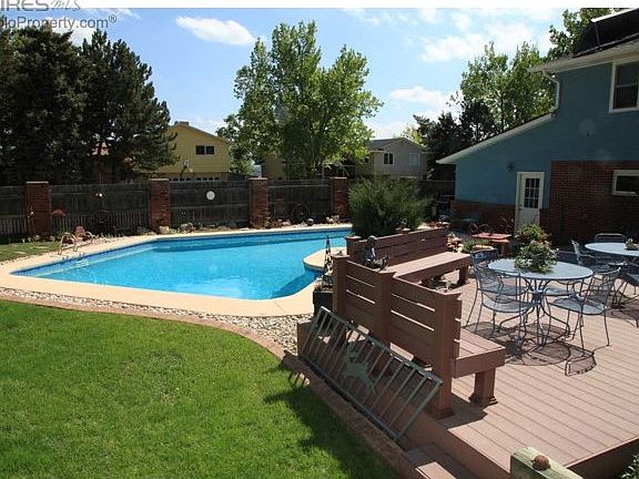 front yard w/covered porch