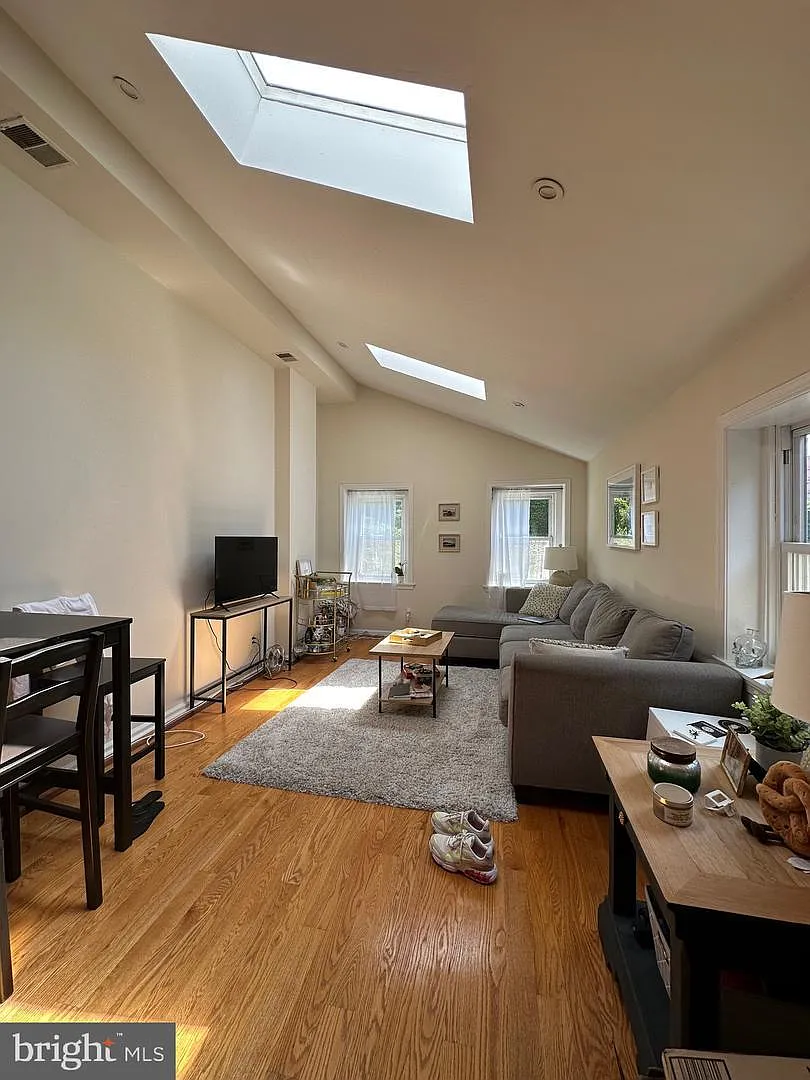 2 bed, 1000 sqft, $2,850 — Photo 3