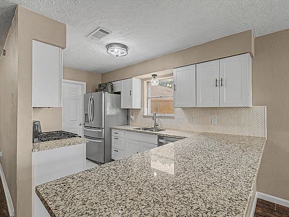 4th image of 2901 Castle Ct