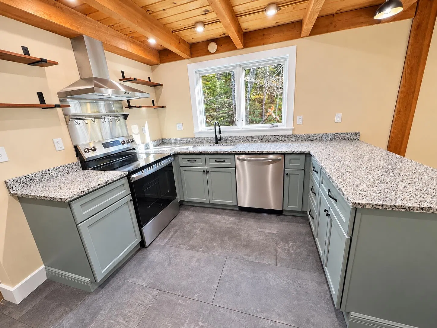 3 bed, 2.0 bath, 1740 sqft, $3,600 — Photo 2