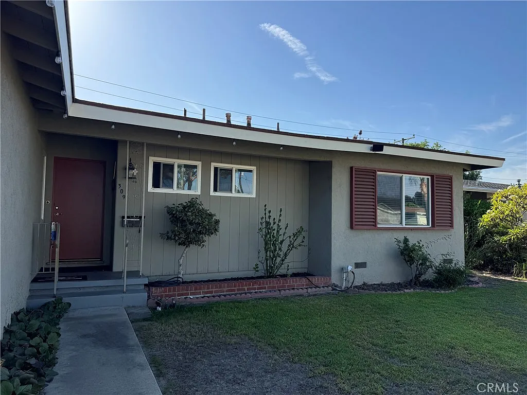 3 bed, 2.0 bath, 1206 sqft, $3,700 — Photo 2