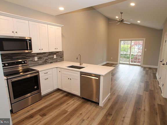 3rd image of 301 Edgeboro Dr APT 1