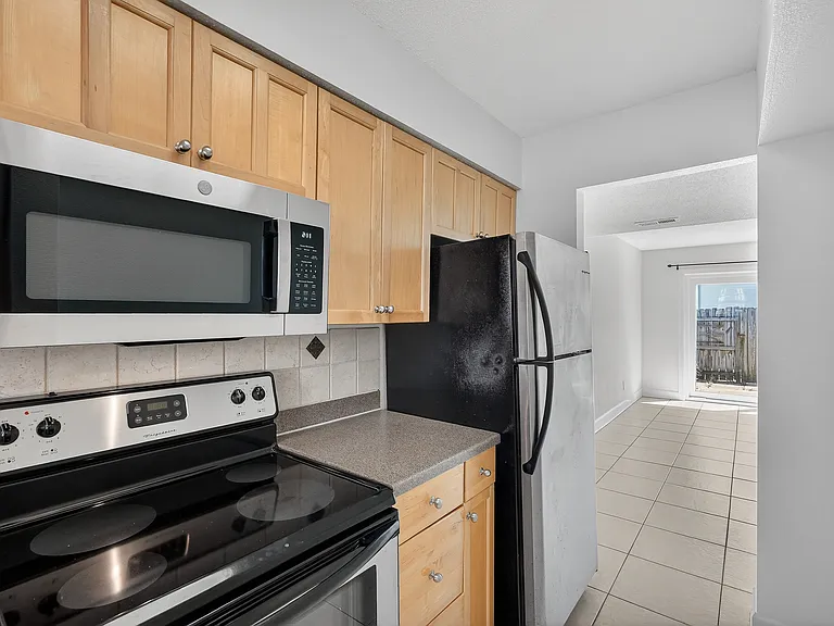 437 N Oleander Ave — Photo 8