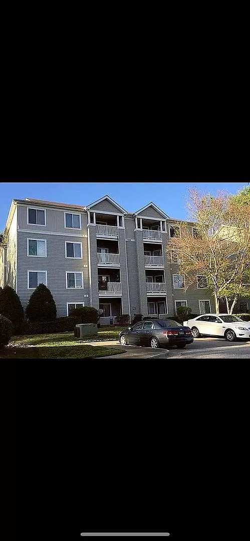 Room in 4 Bedroom Home at University Ct — Photo 1