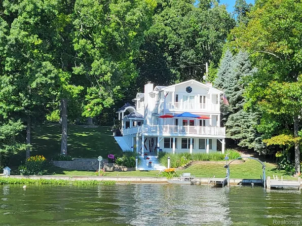 16499 Belfast Dr, Fenton, MI 48430
