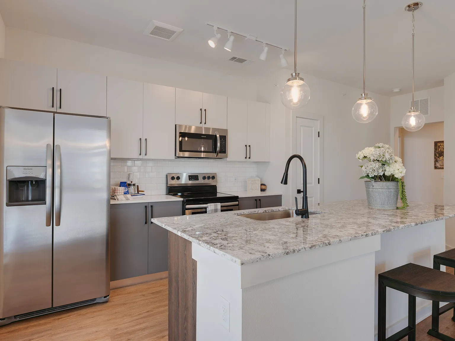 Hermosa Village Apartments — Photo 2