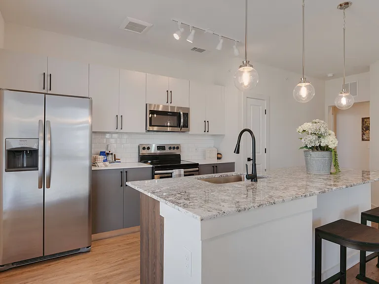 Hermosa Village Apartments — Photo 2