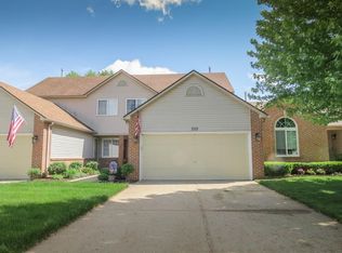 222 Crestlawn Dr, Whitmore Lake, MI 48189