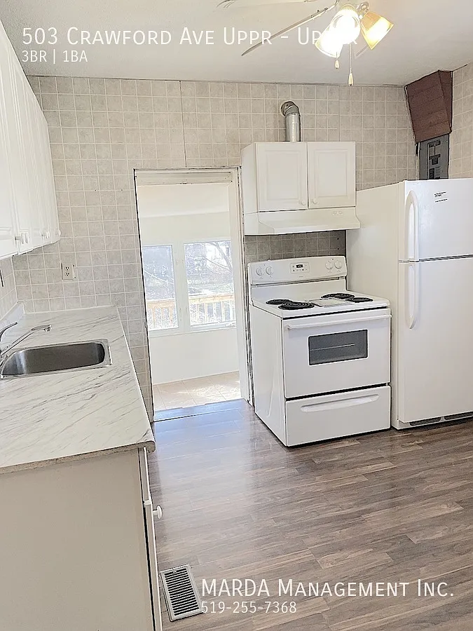 Spacious 3 Bed/1 Bath 2-Storey Upper West Windsor + Hydro — Photo 4