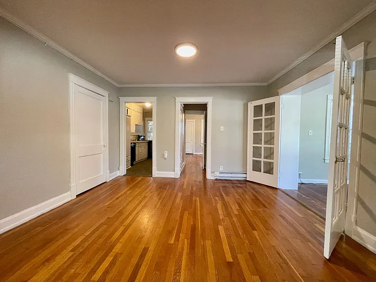 Valentine Place Apartments — Photo 27
