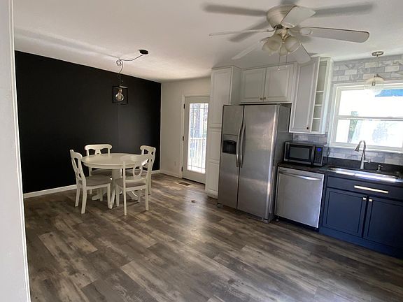 3rd image of 3105 Lilac Dr NW