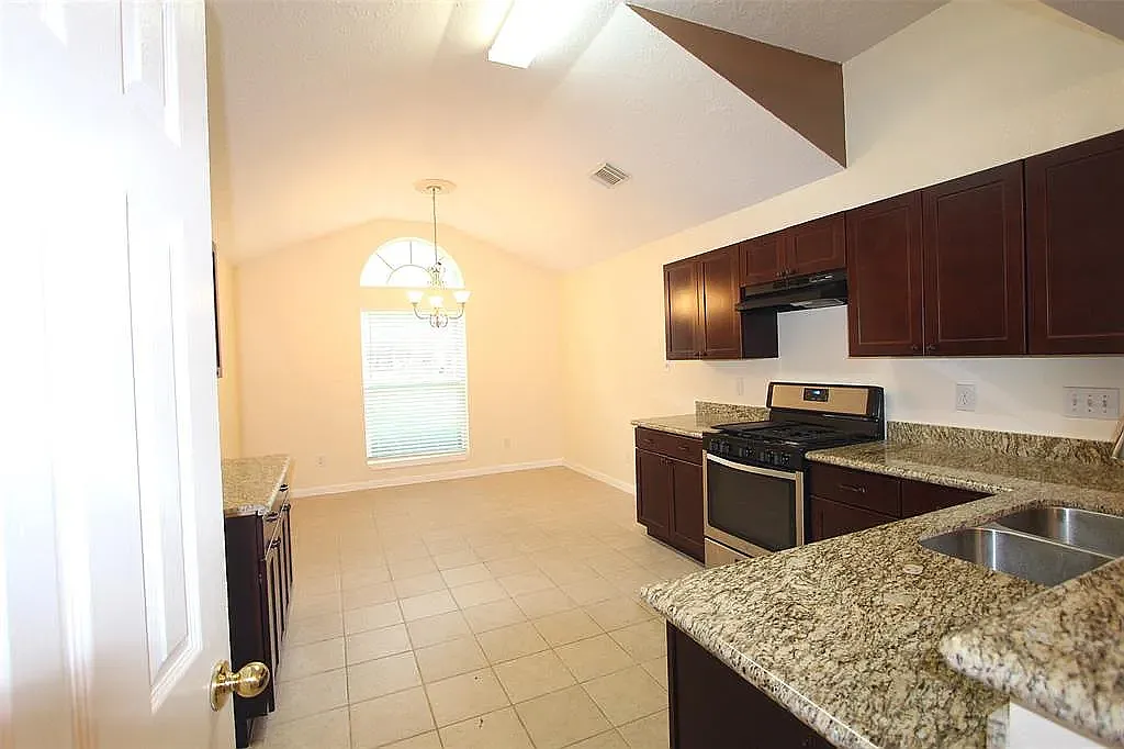 3 bed, 1800 sqft, $1,887 — Photo 3