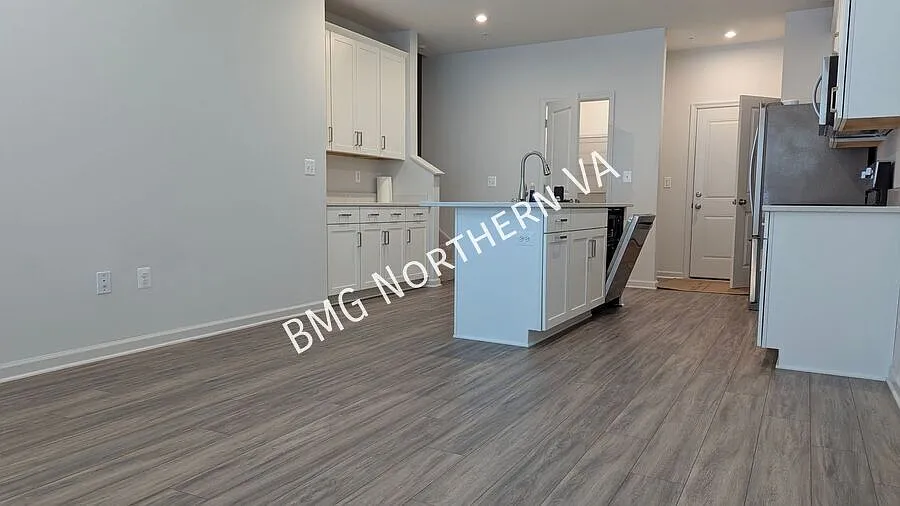 Modern 3 Bed 2.5 Bath Interior Townhome In Neabsco Landing Condominium — Photo 3
