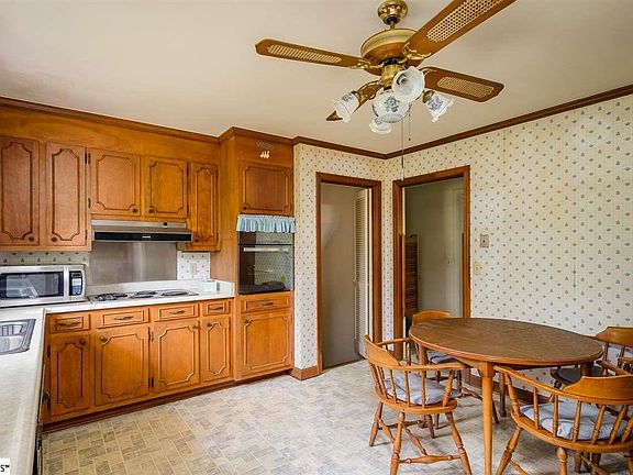 4th image of 231 Donington Dr