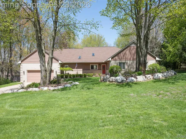 6093 Rosewood Pkwy, White Lake, MI 48383
