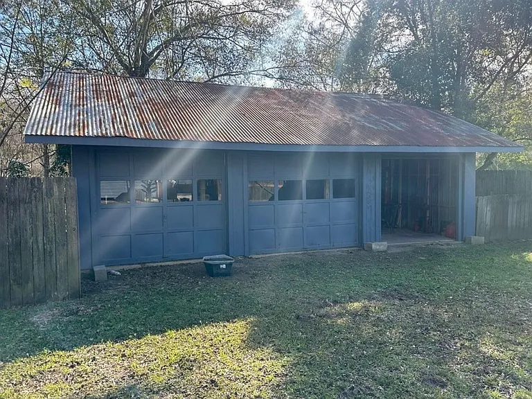 2309 Bradford St — Photo 3