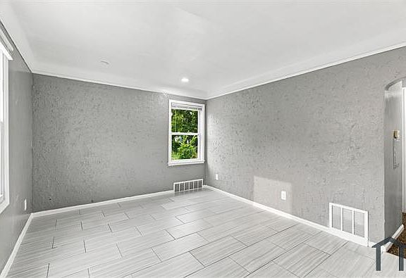 5th image of 8650 Greenview Ave