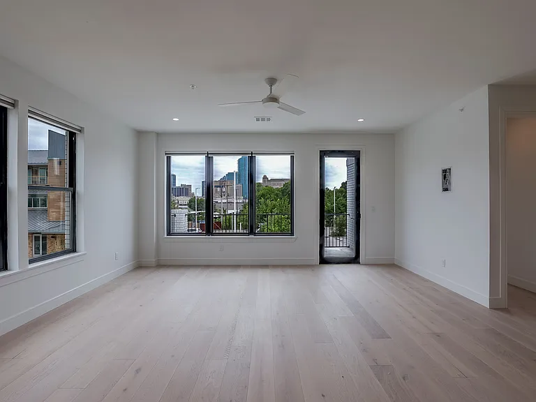 309 W Daggett Ave #205 — Photo 5