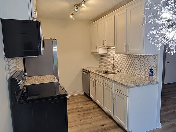 4th image of 124 Topfield Rd #1