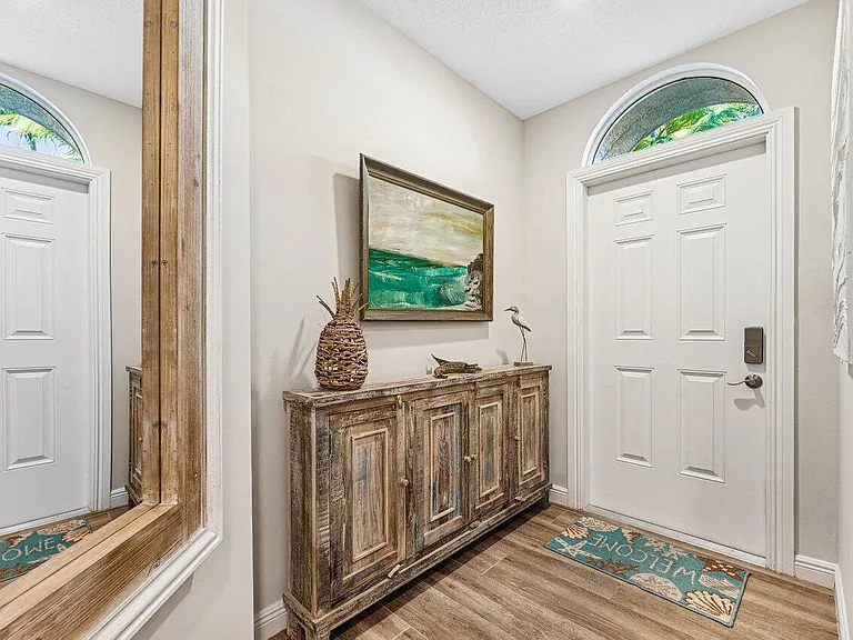 813 Estancia Way — Photo 3
