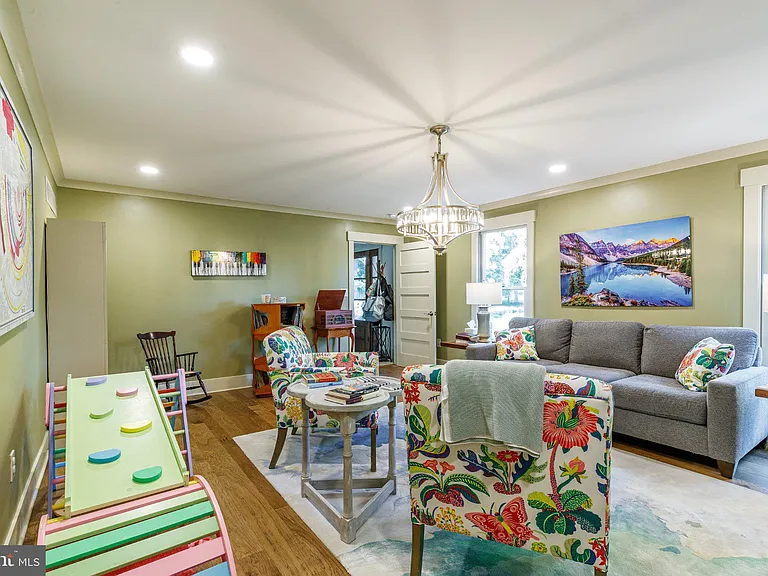 1135 Romsey Dr — Photo 13