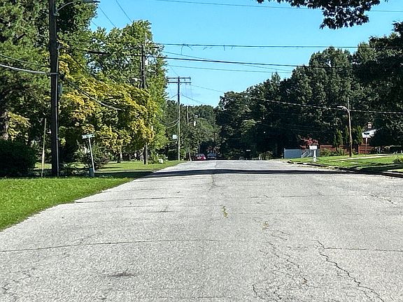 3rd image of 575 Riverview Rd