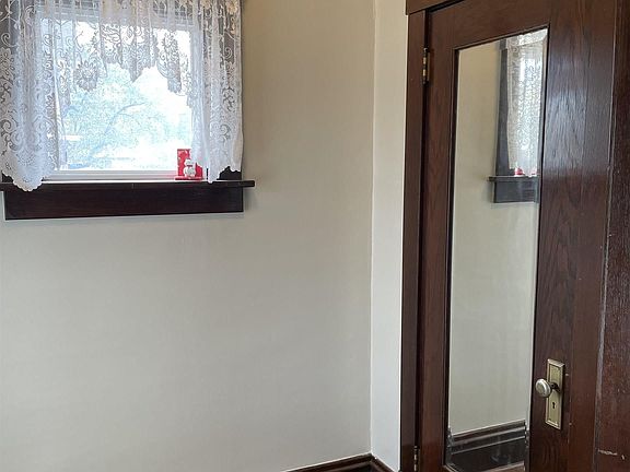 3rd image of 105 E Frye Ave