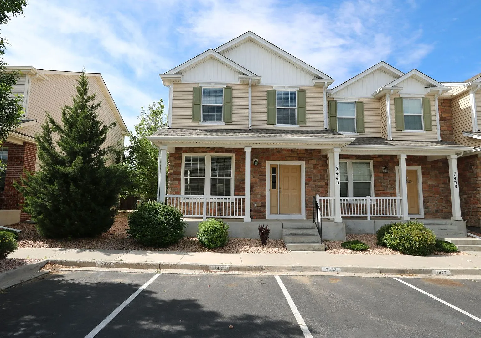 Large End Unit Town Home! 3Bd/2.5ba/AC, 1507sf Near Ft Carson — Photo 1