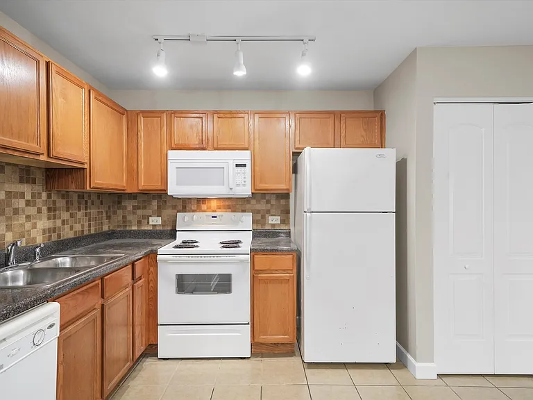 3423 Ridgeland Ave #101 — Photo 10