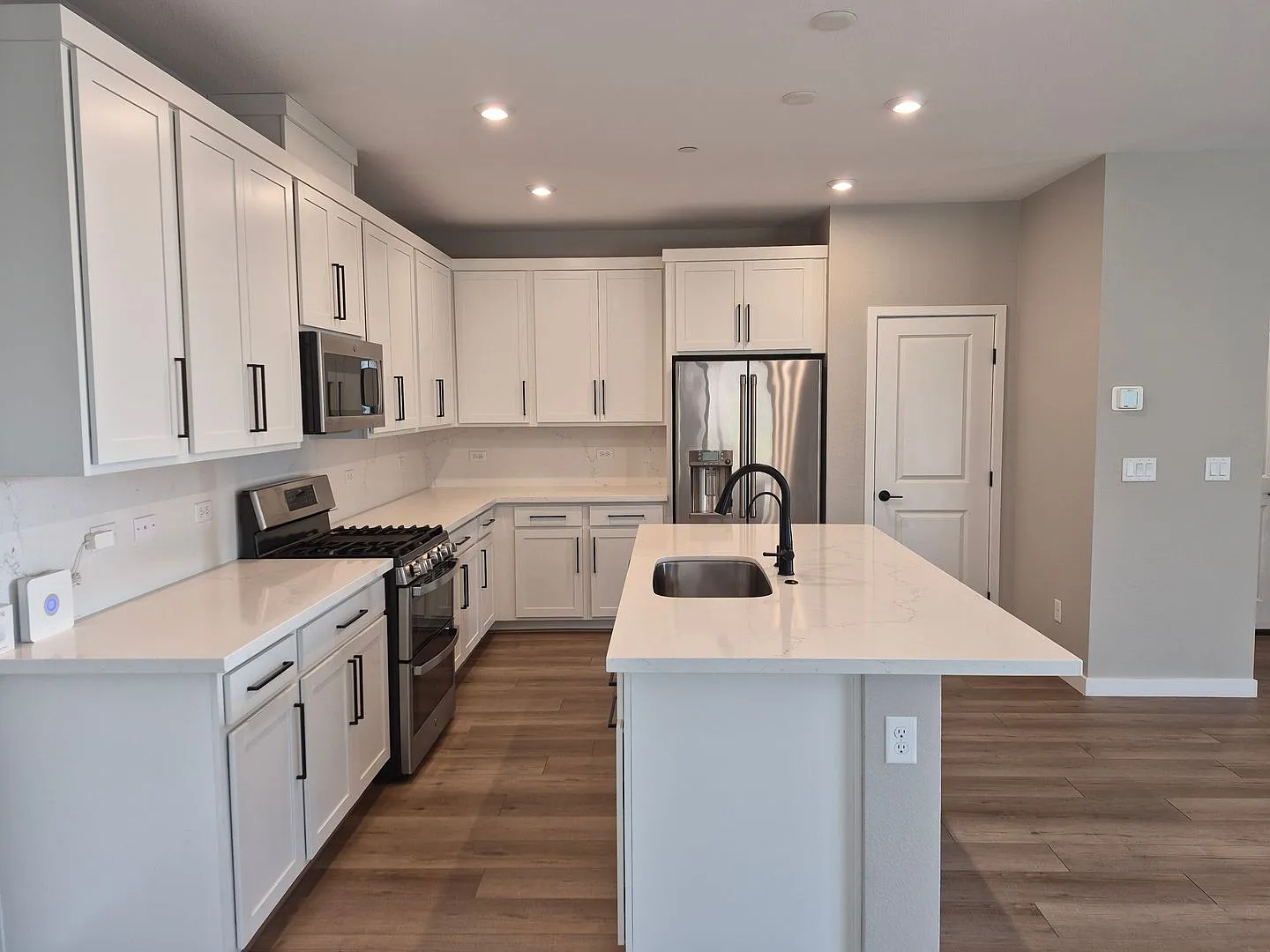 Rent Ready - Avail 8/5/2026 Beautiful 3 /2.5/ 2 Car — Photo 4
