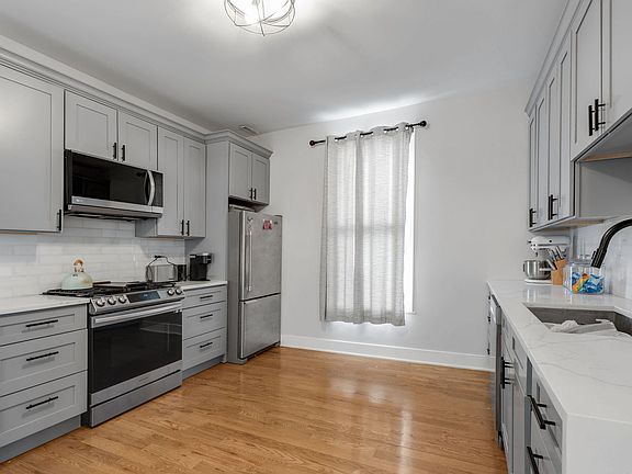 4th image of 3020 N Clybourn Ave