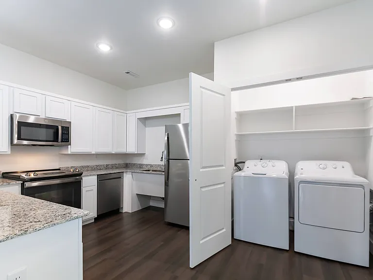 The Lakewood House Apartments — Photo 29
