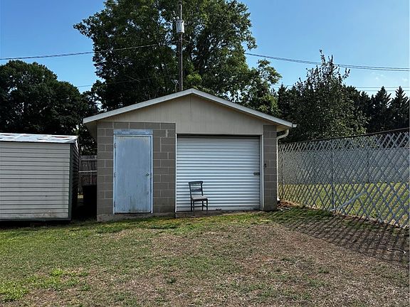 4th image of 1710 Gerrard Rd